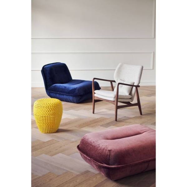 white-pouf-puff-velvet-burgundyred_05_mood