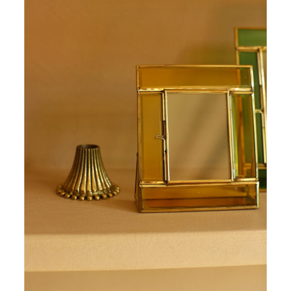 white-bonnie-frame-small-topaz-doing-goods-1.20.12.045.100.3-aw22-christmas-shoot-3-web