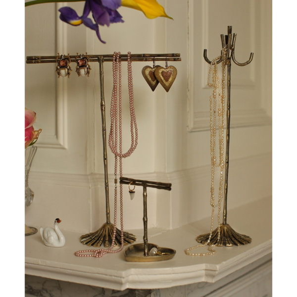 white-julia-bamboo-jewelry-holder-doing-goods-1.20.45.013.926.5-ss23-shoot-13-web