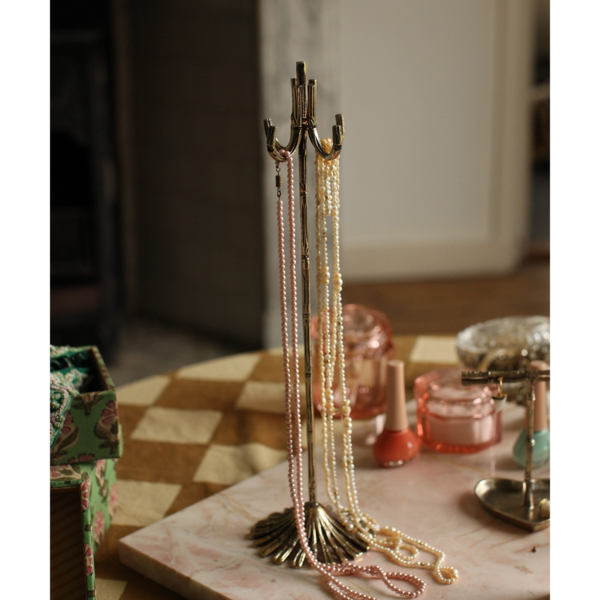 white-julia-bamboo-jewelry-holder-doing-goods-1.20.45.013.926.5-ss23-shoot-2-web