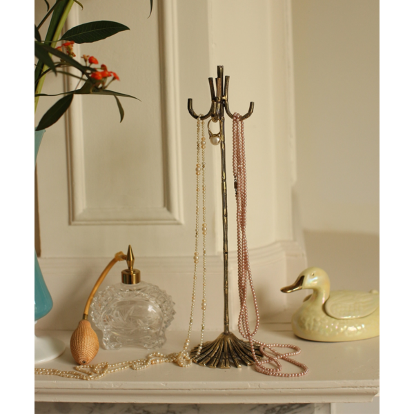 white-julia-bamboo-jewelry-holder-doing-goods-1.20.45.013.926.5-ss23-shoot-4-web
