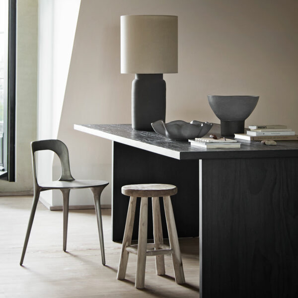 tinekhome_home_18_DUNECHAIR-RAW_JATISTOOL-NATURE_MISTPOKAL-GREY_MISTPOKAL-GREY_LAMPCLAY-L-SMOKE_SHADELIN-L-SHADOW