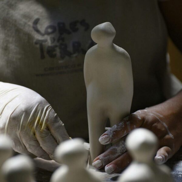 The Visitor Plus Figurine - Cinza, 14x12xH38